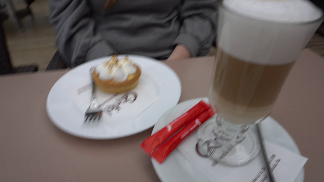 Opinii despre Cziniel Cukrászda és Találkozóhely în Budapest - Vendéglátás