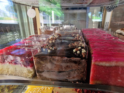 Tücsi-süti cukrászda