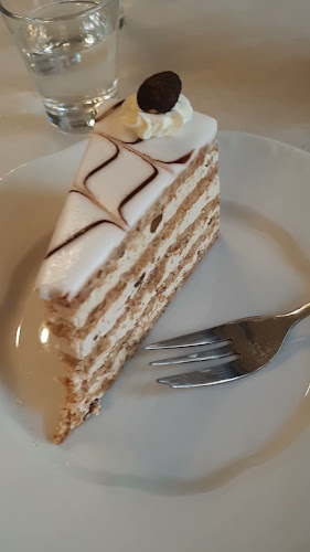 Opinii despre Hauer cukrászda és kávéház în Budapest - Vendéglátás