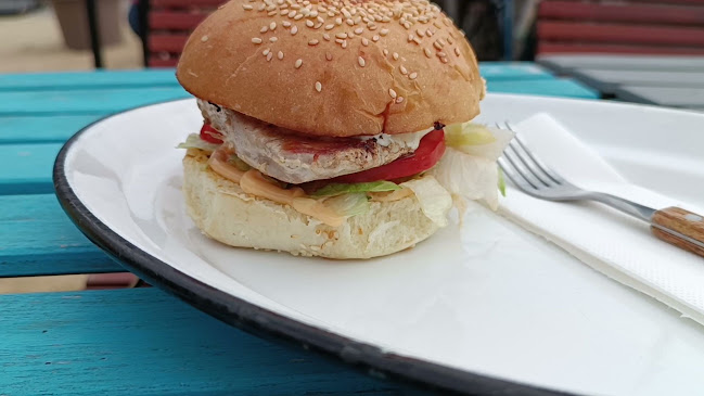 Opinii despre Larios Beach Bar by Deep Burger în Alsóörs - Vendéglátás