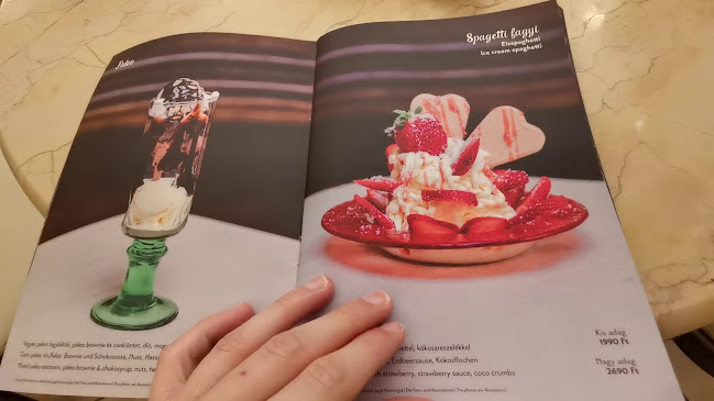 Opinii despre Bécsi Kávéház és Cukrászda Kft - Sütemények, torták. în Győr - Vendéglátás
