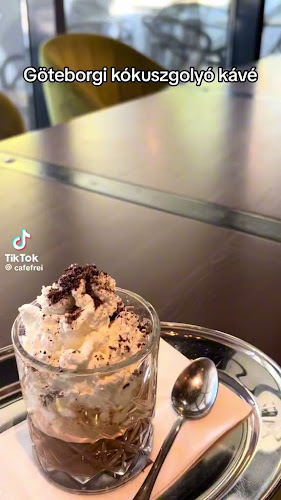 Opinii despre Cafe Frei Debrecen Fórum în Debrecen - Vendéglátás