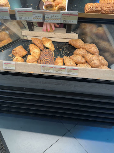 Opinii despre Lipóti Pékség Corvin în Budapest - Vendéglátás