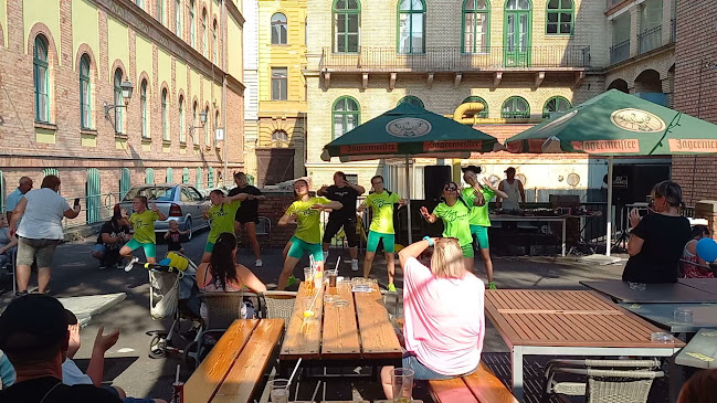 Könyvtár Klub & Treffort Kert