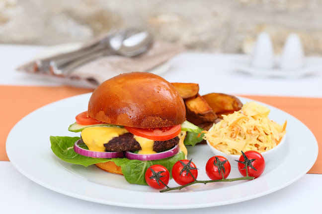 Veszprém, Fenyves u. 15, 8200