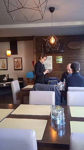 Opinii despre Intro café & Restaurant în Pápa - Vendéglátás