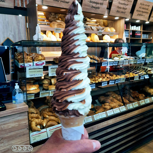 Opinii despre Belvárosi Lipóti Pékség És Kávézó în Nyíregyháza - Vendéglátás