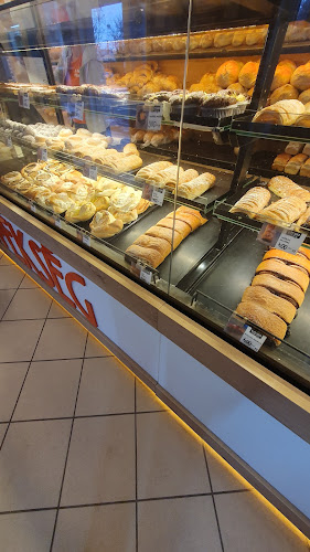 Opinii despre B-Plusz pékség în Ajka - Vendéglátás