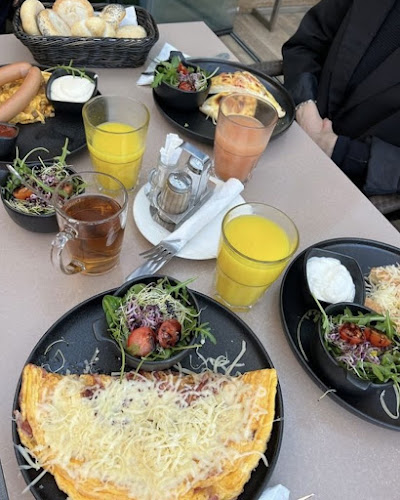 Comentarii opinii despre Cziniel Cukrászda és Találkozóhely