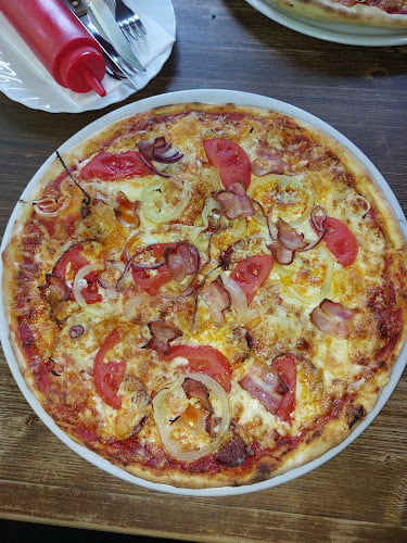 Opinii despre Herfli Söröző-Pizzéria în Szob - Vendéglátás