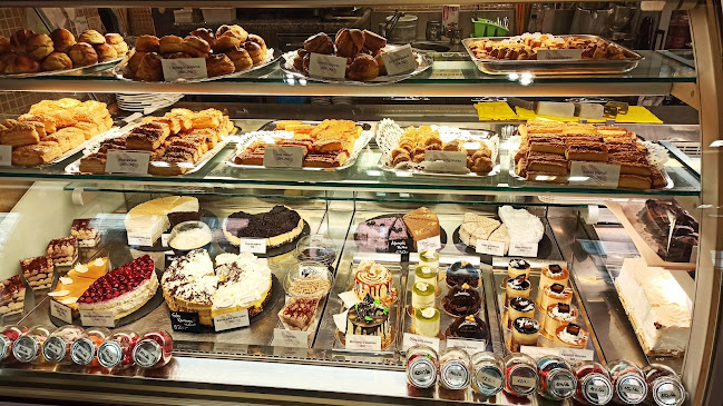 Opinii despre Dóm Cukrászda în Szeged - Vendéglátás