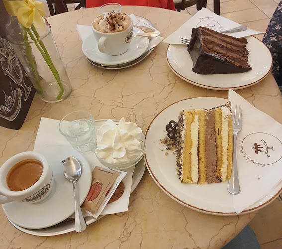 Opinii despre Bécsi Kávéház és Cukrászda Kft - Sütemények, torták. în Győr - Vendéglátás