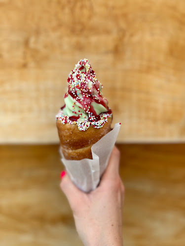 Opinii despre Jutka Cukrászda és Fagyizó în Csót - Vendéglátás