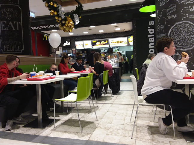 Opinii despre KFC Kecskemét Malom Központ în Kecskemét - Vendéglátás