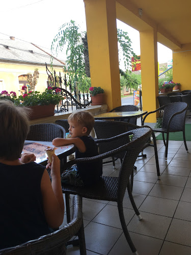 Opinii despre Piramis Cukrászda în Dunaföldvár - Vendéglátás