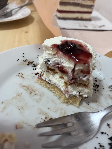 Opinii despre Bundiner Cukrászda în Fót - Vendéglátás