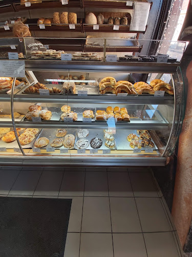 Comentarii opinii despre Hungária Pékség