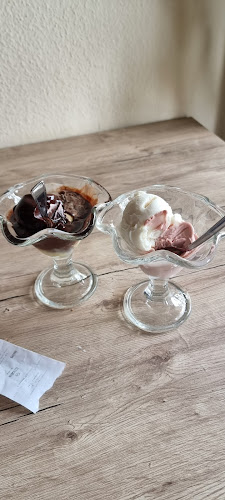 Opinii despre Harangvirág cukrászda în Budapest - Vendéglátás