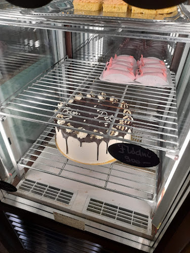 Tücsi-süti cukrászda