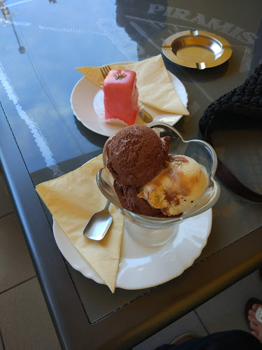 Opinii despre Piramis Cukrászda în Dunaföldvár - Vendéglátás