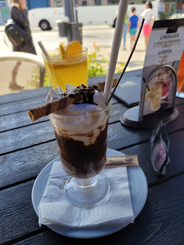 Opinii despre Központi Kávéház Szamos Cukrászda în Esztergom - Vendéglátás