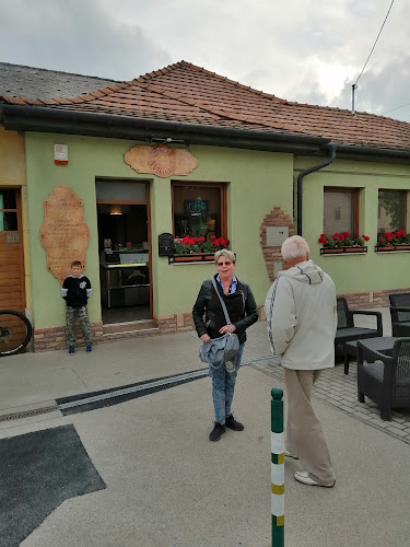 Opinii despre Cukrászda - Süti Művek în Sárisáp - Vendéglátás