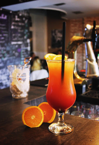 Opinii despre Alibi Gin Bár és Kávézó în Szeged - Vendéglátás