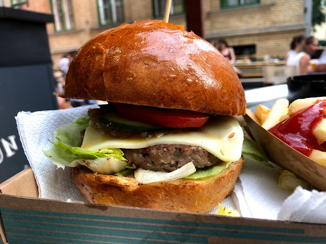 Könyvtár Klub & Treffort Kert