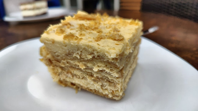 Opinii despre Bundiner Cukrászda în Fót - Vendéglátás