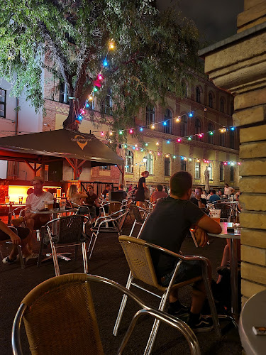 Opinii despre Könyvtár Klub & Treffort Kert în Budapest - Vendéglátás