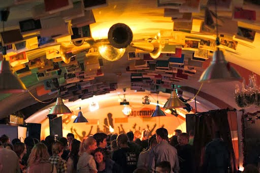 Opinii despre Könyvtár Klub & Treffort Kert în Budapest - Vendéglátás