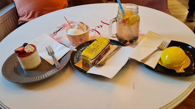 Opinii despre Sakura Cukrászda în Nagymaros - Vendéglátás