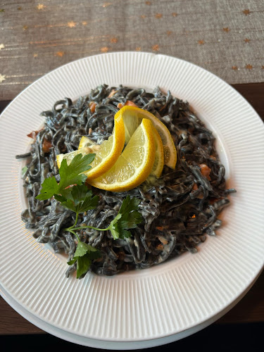 Opinii despre Intro café & Restaurant în Pápa - Vendéglátás