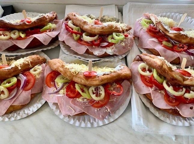 Opinii despre Monori Lángos faló büfé în Monor - Vendéglátás