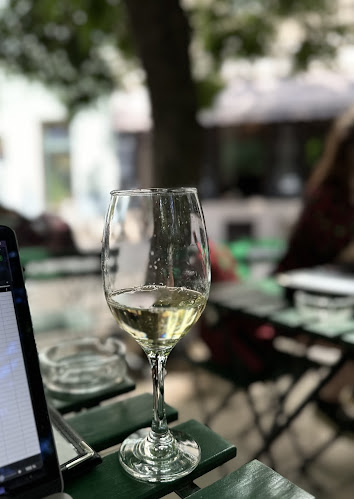 Opinii despre Csendes Társ - WineBar & Garden în Budapest - Vendéglátás