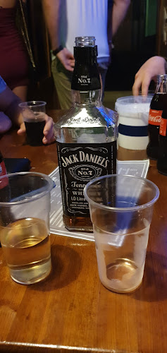 Opinii despre Gin Joe Pince & Pub în Győr - Vendéglátás