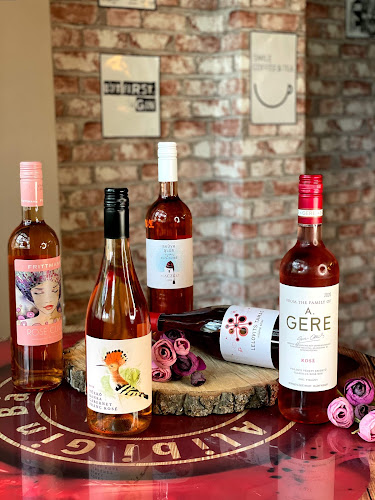 Opinii despre Alibi Gin Bár és Kávézó în Szeged - Vendéglátás