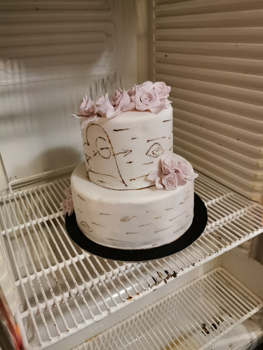 Comentarii opinii despre Wolf Pékség és Cukrászda