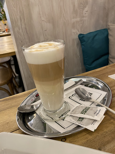 Opinii despre Kemenes Cukrászda és Bisztró Vámház krt. în Budapest - Vendéglátás