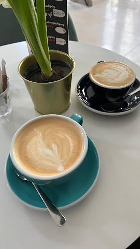 Comentarii opinii despre Kafana Kávézó és Delikát Kft.