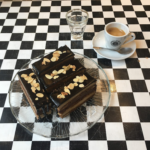 Comentarii opinii despre Gross Arnold galéria és kávézó