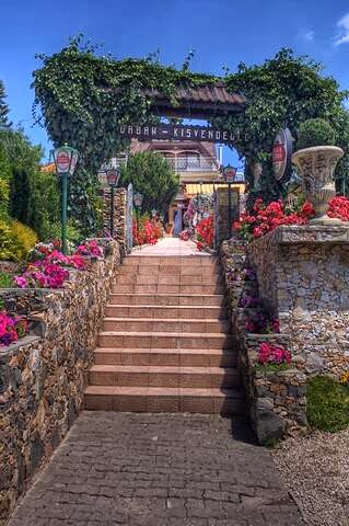 Opinii despre Szent Orbán Kisvendéglő în Velence - Vendéglátás