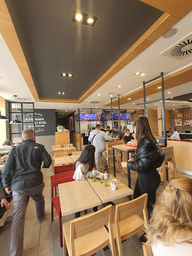 KFC Szolnok Auchan DT - Vendéglátás