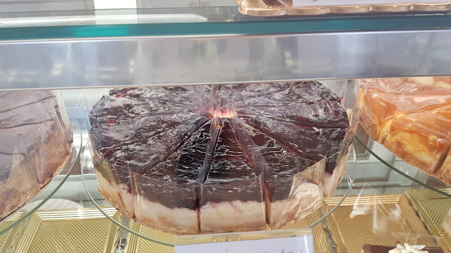 Opinii despre Magnólia Cukrászda în Üröm - Vendéglátás