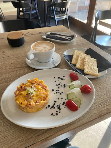 Opinii despre Luxura Café & Bar în Tata - Vendéglátás