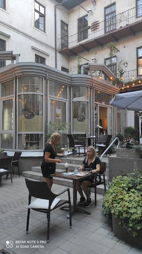 Opinii despre Bécsi Kávéház és Cukrászda Kft - Sütemények, torták. în Győr - Vendéglátás