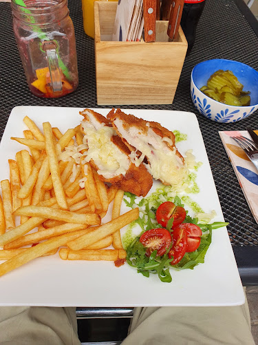 Opinii despre Mezei Cukrászda és Kávézó în Szárliget - Vendéglátás