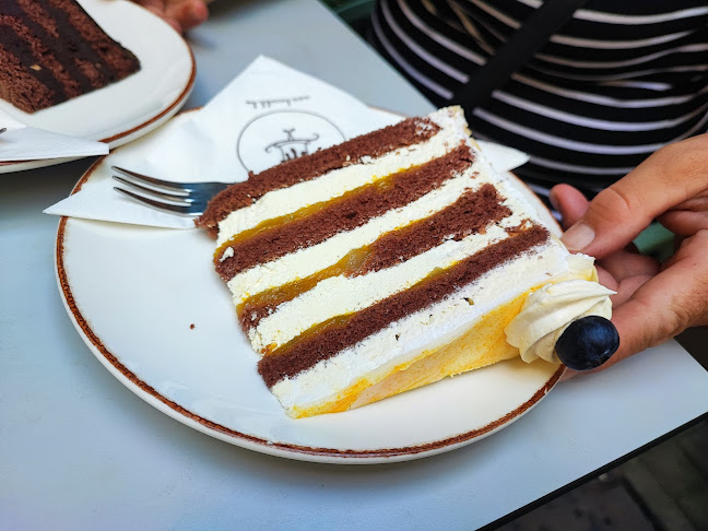 Opinii despre Bécsi Kávéház és Cukrászda Kft - Sütemények, torták. în Győr - Vendéglátás