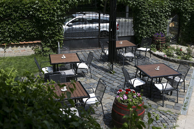 Borköltők Társasága Pince Étterem