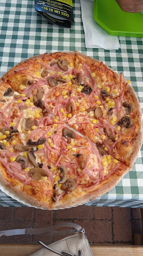 Opinii despre Sakáltanya Falatozó és Pizzéria Velence în Velence - Vendéglátás